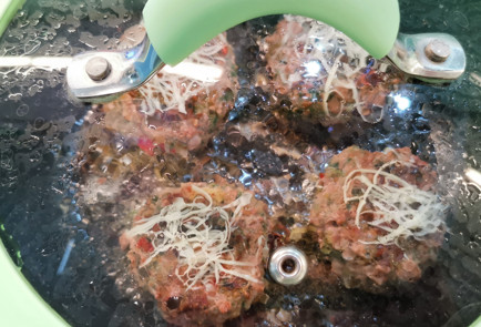 Фото шага рецепта Острые говяжьи котлеты со шпинатом 152008 шаг 10  