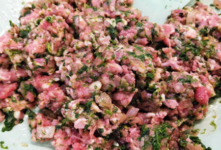 Фото шага рецепта Острые говяжьи котлеты со шпинатом 152008 шаг 2  