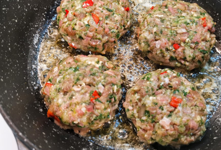 Фото шага рецепта Острые говяжьи котлеты со шпинатом 152008 шаг 6  