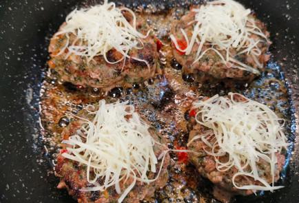 Фото шага рецепта Острые говяжьи котлеты со шпинатом 152008 шаг 7  