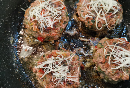 Фото шага рецепта Острые говяжьи котлеты со шпинатом 152008 шаг 9  