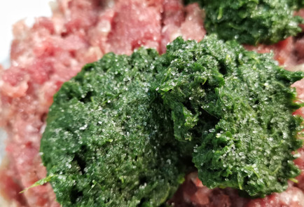 Фото шага рецепта Острые котлеты с сыром и шпинатом 152085 шаг 2  