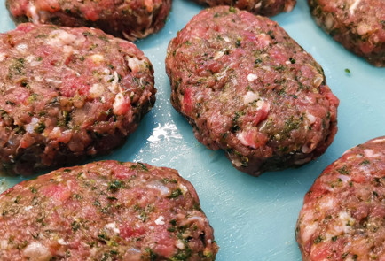 Фото шага рецепта Острые котлеты с сыром и шпинатом 152085 шаг 5  