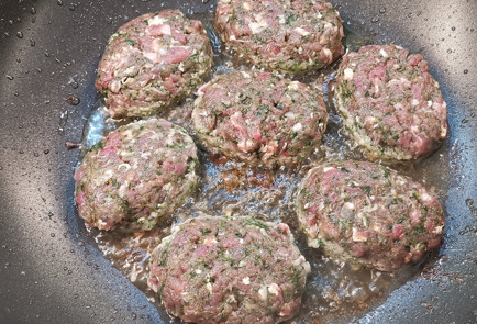 Фото шага рецепта Острые котлеты с сыром и шпинатом 152085 шаг 6  