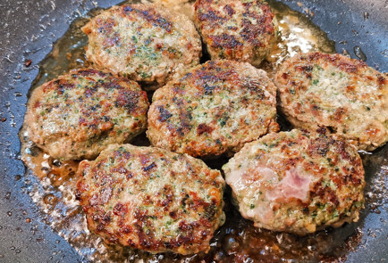 Фото шага рецепта Острые котлеты с сыром и шпинатом 152085 шаг 7  