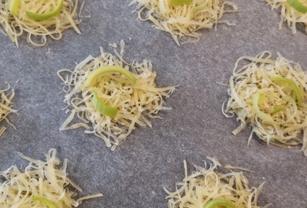 Фото шага рецепта Острые сырнолуковые чипсы 152506 шаг 5  