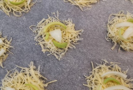 Фото шага рецепта Острые сырнолуковые чипсы 152506 шаг 6  