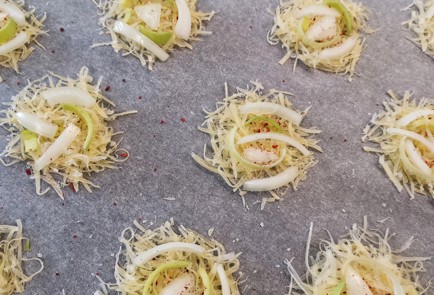 Фото шага рецепта Острые сырнолуковые чипсы 152506 шаг 8  