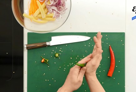 Фото шага рецепта Острый салат с кукурузой и айсбергом 92268 шаг 2  