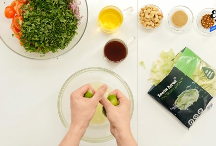 Фото шага рецепта Острый салат с кукурузой и айсбергом 92268 шаг 4  