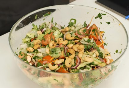 Фото шага рецепта Острый салат с кукурузой и айсбергом 92268 шаг 5  