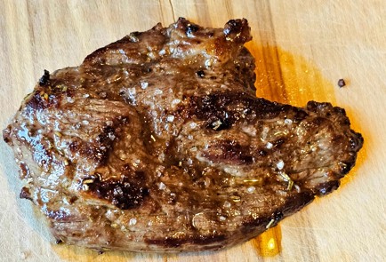 Фото шага рецепта Отбивная на сковороде с острым перцем 190327 шаг 10  