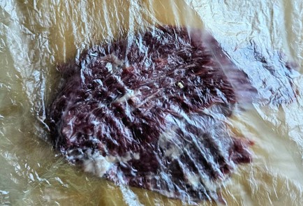 Фото шага рецепта Отбивная на сковороде с острым перцем 190327 шаг 2  