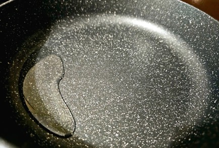 Фото шага рецепта Отбивная на сковороде с острым перцем 190327 шаг 3  