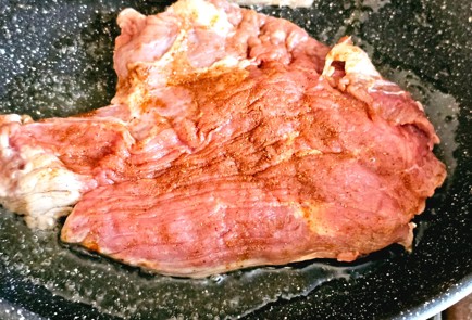 Фото шага рецепта Отбивная на сковороде с острым перцем 190327 шаг 4  