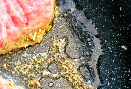 Фото шага рецепта Отбивная на сковороде с острым перцем 190327 шаг 5  