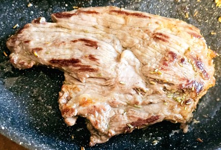 Фото шага рецепта Отбивная на сковороде с острым перцем 190327 шаг 6  