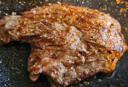 Фото шага рецепта Отбивная на сковороде с острым перцем 190327 шаг 7  