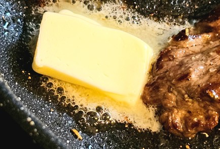 Фото шага рецепта Отбивная на сковороде с острым перцем 190327 шаг 8  