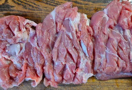 Фото шага рецепта Отбивные из индейки в панировке 175587 шаг 2