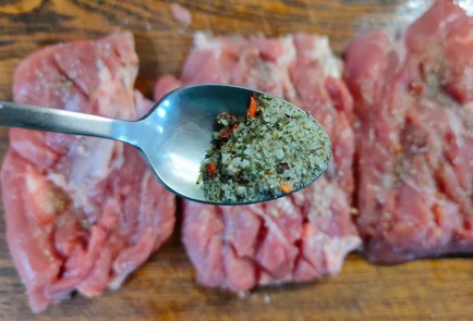 Фото шага рецепта Отбивные из индейки в панировке 175587 шаг 3