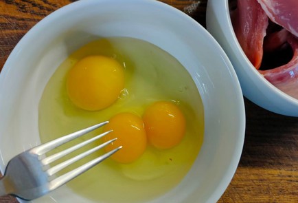 Фото шага рецепта Отбивные из индейки в панировке 175587 шаг 4