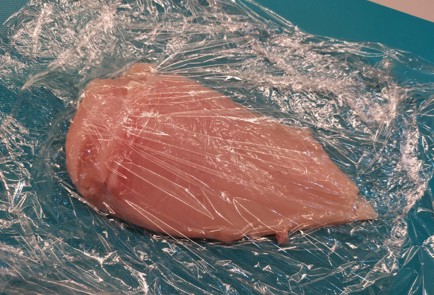 Фото шага рецепта Отбивные из куриной грудки 190602 шаг 1  