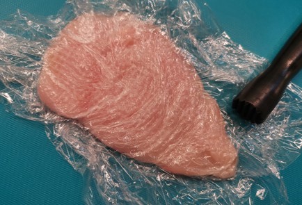 Фото шага рецепта Отбивные из куриной грудки 190602 шаг 2  