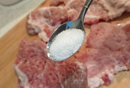 Фото шага рецепта Отбивные из свинины в соевом соусе 190950 шаг 4