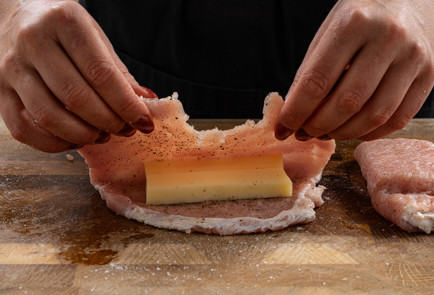 Фото шага рецепта Отбивные с сыром 190345 шаг 5  