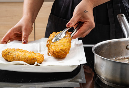 Фото шага рецепта Отбивные с сыром 190345 шаг 9  