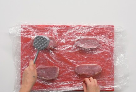 Фото шага рецепта Отбивные в духовке 151659 шаг 1  