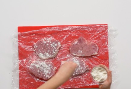 Фото шага рецепта Отбивные в духовке 151659 шаг 2  