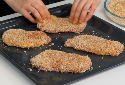 Фото шага рецепта Отбивные в духовке 151659 шаг 7  