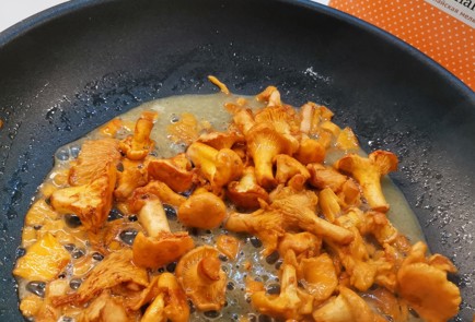 Фото шага рецепта Открытый кетопирог с лисичками 152659 шаг 7  