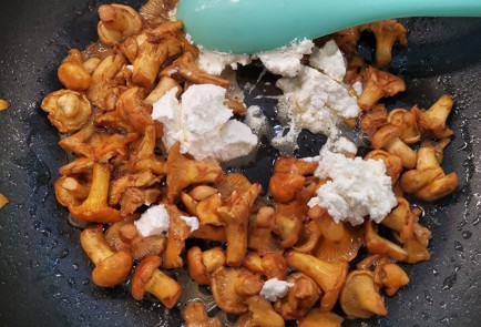 Фото шага рецепта Открытый кетопирог с лисичками 152659 шаг 8  