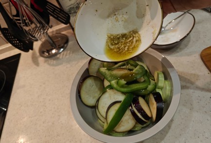 Фото шага рецепта Овощи гриль в чесночном масле 175916 шаг 8  