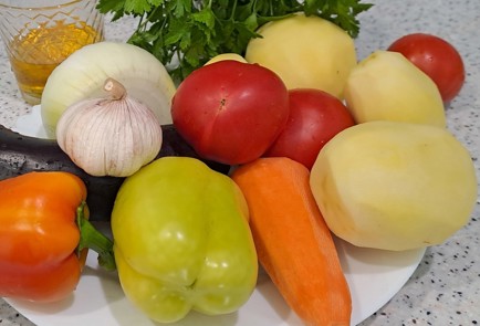 Фото шага рецепта Овощное рагу с баклажаном на сковороде 187027 шаг 1  