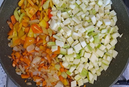 Фото шага рецепта Овощное рагу с молодым кабачком на сковороде 187026 шаг 11