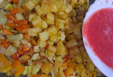 Фото шага рецепта Овощное рагу с молодым кабачком на сковороде 187026 шаг 14