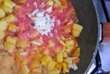 Фото шага рецепта Овощное рагу с молодым кабачком на сковороде 187026 шаг 15