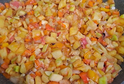 Фото шага рецепта Овощное рагу с молодым кабачком на сковороде 187026 шаг 16