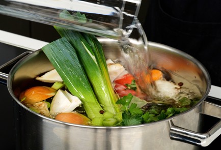 Фото шага рецепта Овощной бульон 151789 шаг 7  
