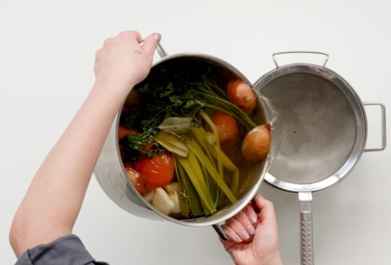 Фото шага рецепта Овощной бульон 151789 шаг 8  