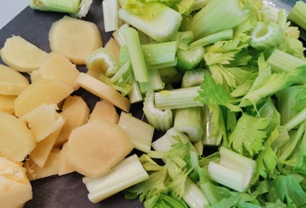 Фото шага рецепта Овощной бульон 188895 шаг 2  