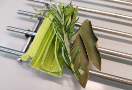 Фото шага рецепта Овощной бульон 188895 шаг 3  