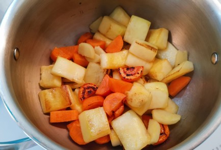 Фото шага рецепта Овощной бульон 188895 шаг 5  