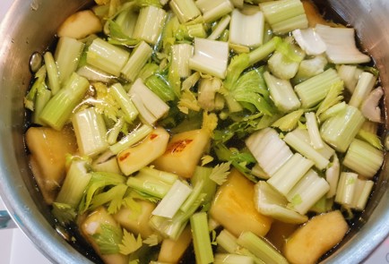 Фото шага рецепта Овощной бульон 188895 шаг 6  