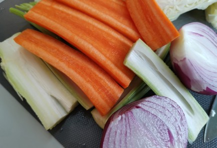 Фото шага рецепта Овощной бульон 189826 шаг 2  