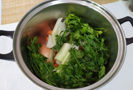 Фото шага рецепта Овощной бульон 190287 шаг 5  